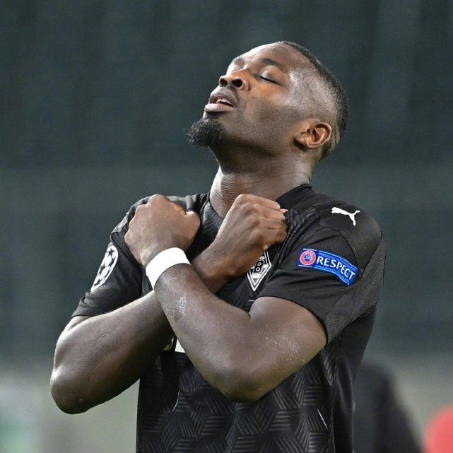 玩加竞技-东海金雕队对阵天山雷霆队，足球邀请赛爆冷，门将神扑救主——黑马成最大惊喜(受伤的金雕被好心的男子成功救助)