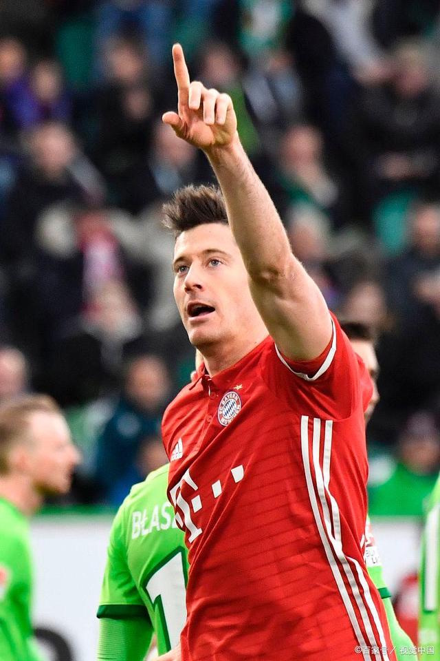 玩加电竞-莱万多夫斯基在拜仁比赛中突破纪录，问鼎冠军引发热议！的简单介绍